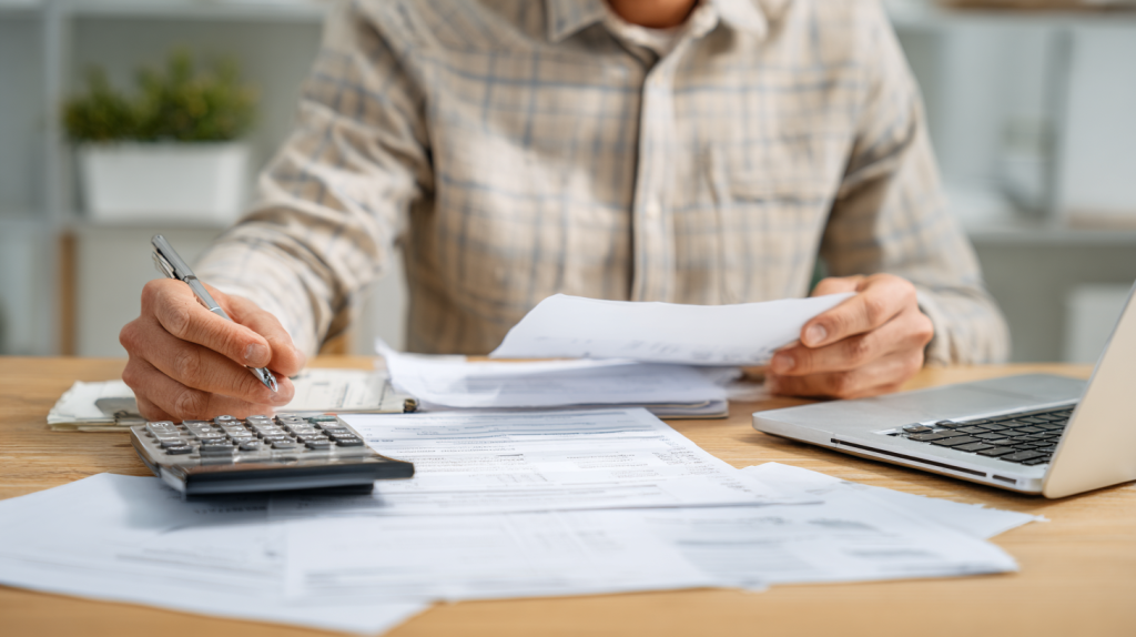 Entrepreneur analysant une comptabilité créances-dettes et des documents fiscaux