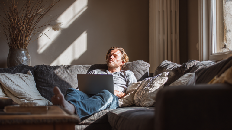 Salarié à domicile sans travailler, illustrant la question du paiement d’un employé restant chez lui