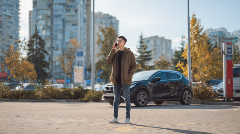 Propriétaire inquiet cherchant à récupérer son véhicule non restitué sur un parking