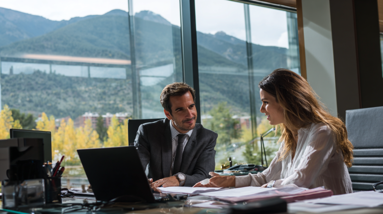 Entrepreneur créant une holding en Andorre avec un conseiller fiscal dans un bureau moderne