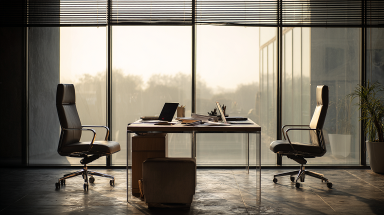 Bureau professionnel avec un poste de travail vide illustrant l'absence d’un associé