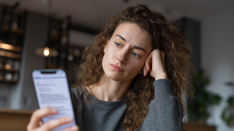 Consultation d’un compte bancaire avec prélèvement LMFR inconnu sur smartphone